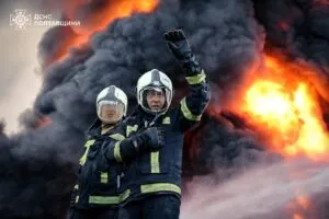 У Кременчуці другий день триває гасіння масштабної пожежі після ворожої атаки
