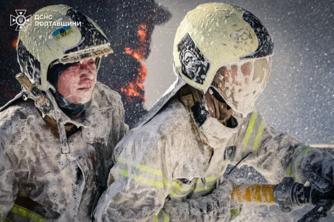 У Кременчуці другий день триває гасіння масштабної пожежі після ворожої атаки