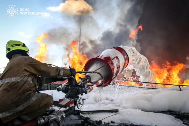 У Кременчуці другий день триває гасіння масштабної пожежі після ворожої атаки
