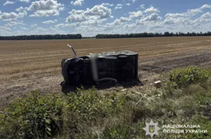 На Полтавщині перекинувся мікроавтобус: постраждалу водійку госпіталізовано