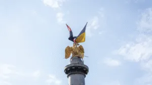 У Полтаві оновили прапори на Монументі Слави