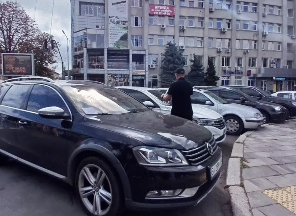 Інспектори з паркування в Полтаві штрафують поліцію та відвідувачів ОВА