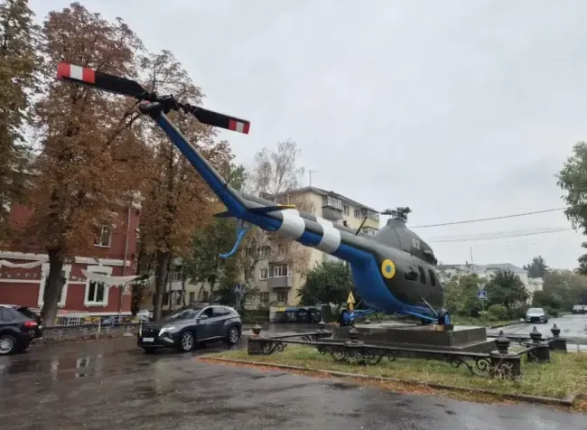 В Полтаві замість Петра І встановили вертоліт Мі-2
