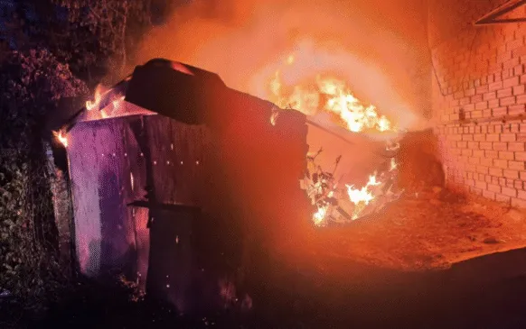 У Полтаві згорів гараж: рятувальники запобігли перекиданню вогню на багатоповерхівки