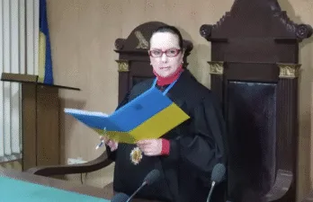 Скандально відома в Полтаві суддя Марина Материнко грубо порушувала ПДР та погрожувала людям "викликом ТЦКашників"