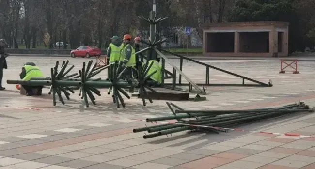 У Кременчуці встановлюють головну ялинку