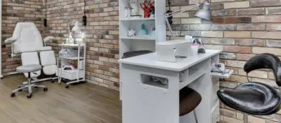 Як обрати ідеальний стіл для манікюра: покрокове керівництво для майстринь та власниць салонів