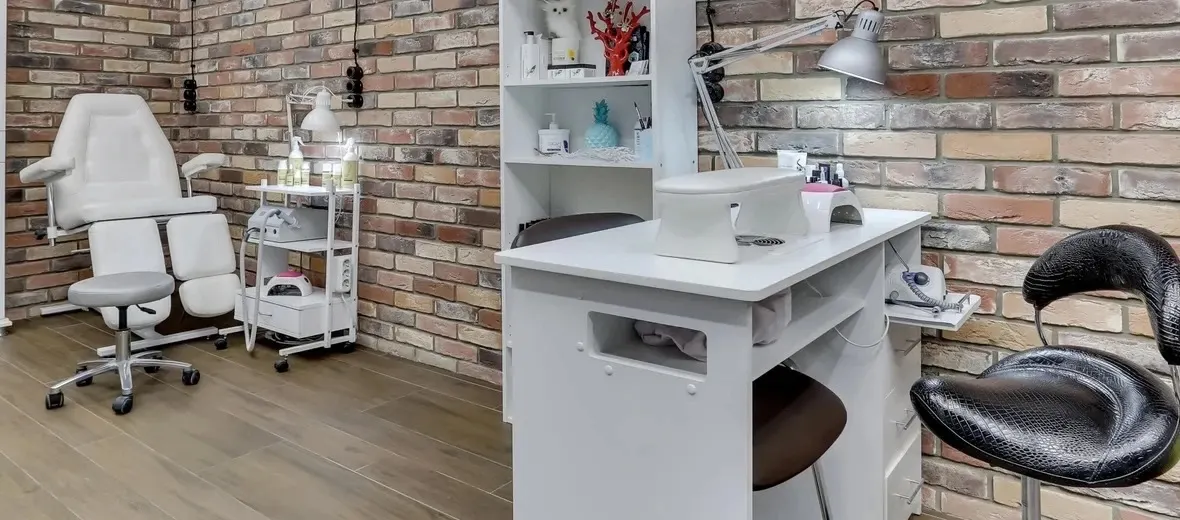 Як обрати ідеальний стіл для манікюра: покрокове керівництво для майстринь та власниць салонів