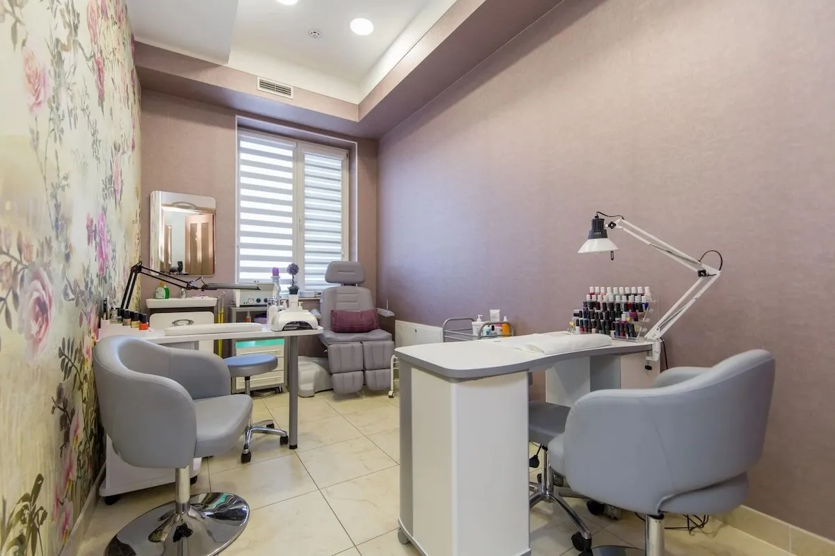 Які функції варто врахувати при виборі професійного манікюрного столу