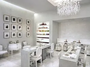 Зачем мастеру и салону инвестировать в качественный столик для маникюра