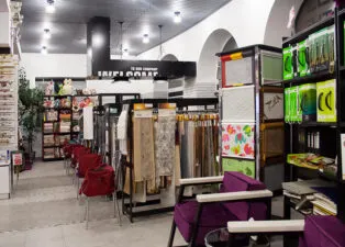 Микровелюр, лён, жаккард, сатин и вуаль: как они ощущаются и выглядят при свете