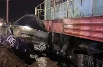 В Кременчуці водій влаштував ДТП, врізавшись у тепловоз