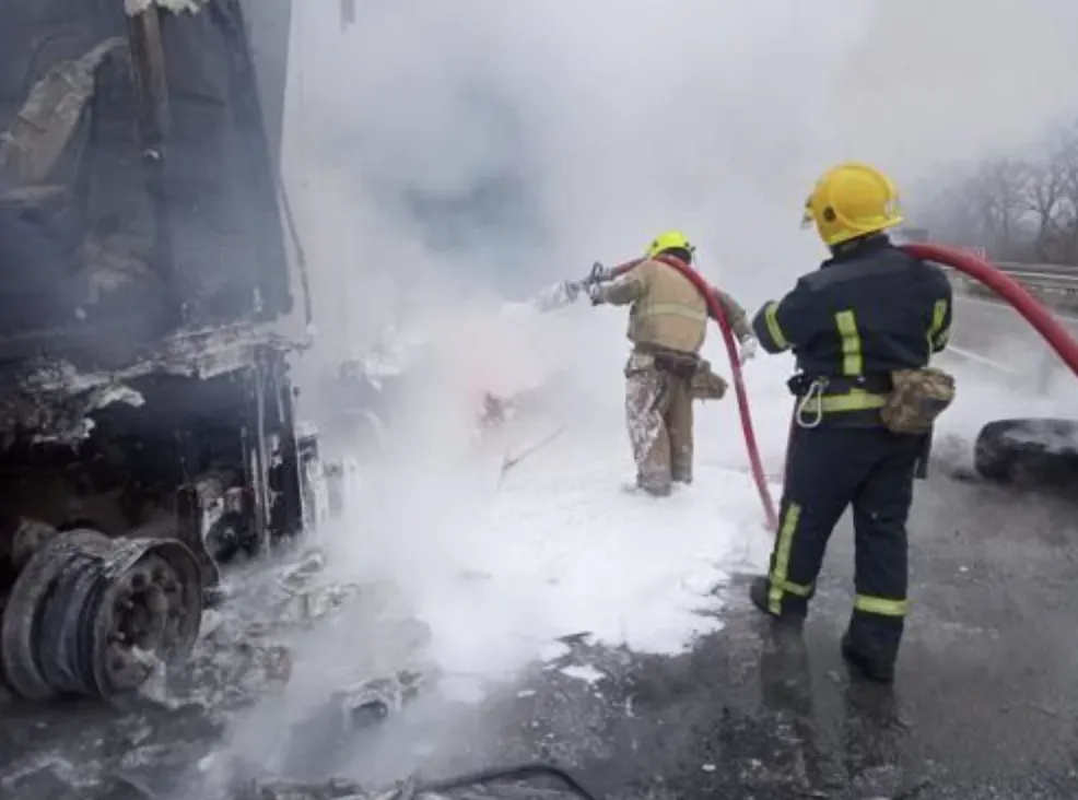 На трасі біля Решетилівки повністю вигоріла кабіна вантажівки: причеп вдалося врятувати