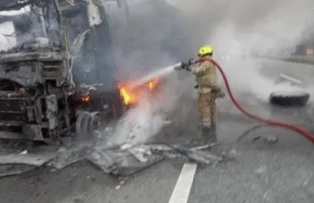 На трасі біля Решетилівки повністю вигоріла кабіна вантажівки: причеп вдалося врятувати