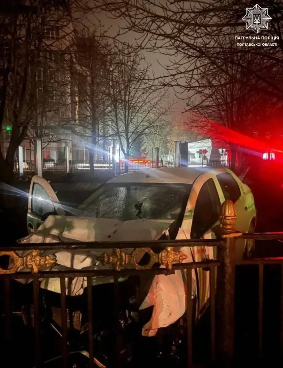 В Полтаві в результаті ДТП потрощили світлини Героїв на Каштановій алеї
