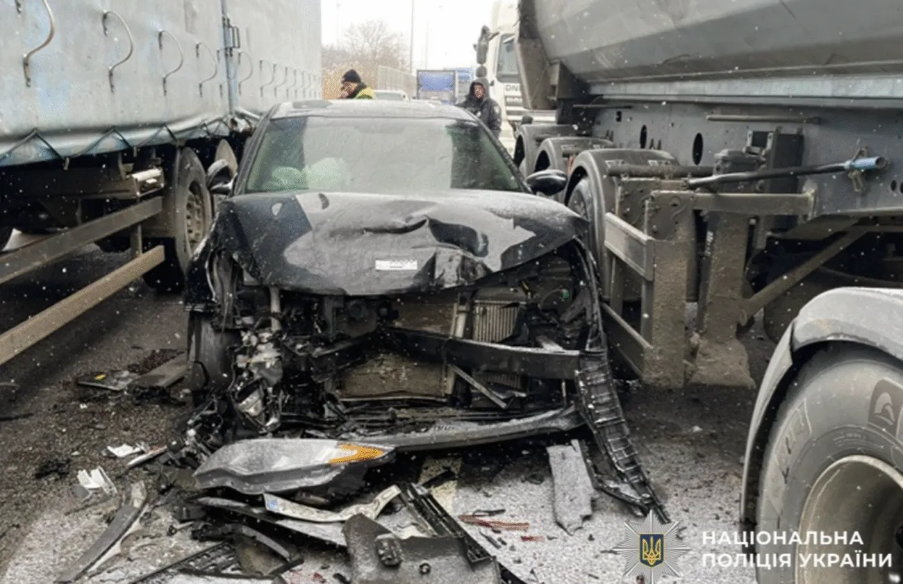 На Полтавщині на трасі Київ — Харків — Довжанський сталося дві ДТП з постраждалими й загиблими