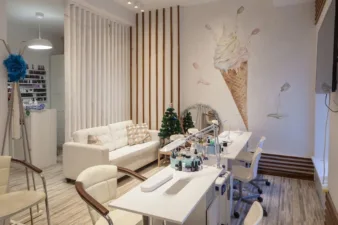 Столы для маникюра — рабочее пространство, которое формирует сервис и доход