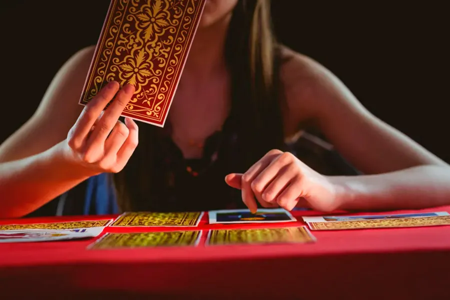 Прогноз Таро на січень 2026: що чекає на кожен знак Зодіаку