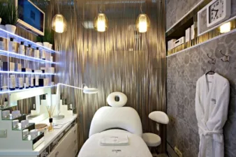 Кушетка в косметологію: як обрати модель, що «працює» на сервіс, швидкість і ваш ресурс