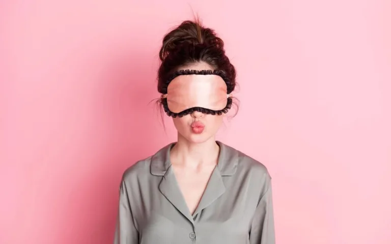 SOS-відновлення за ніч: чому маски для губ працюють краще за звичайні бальзами