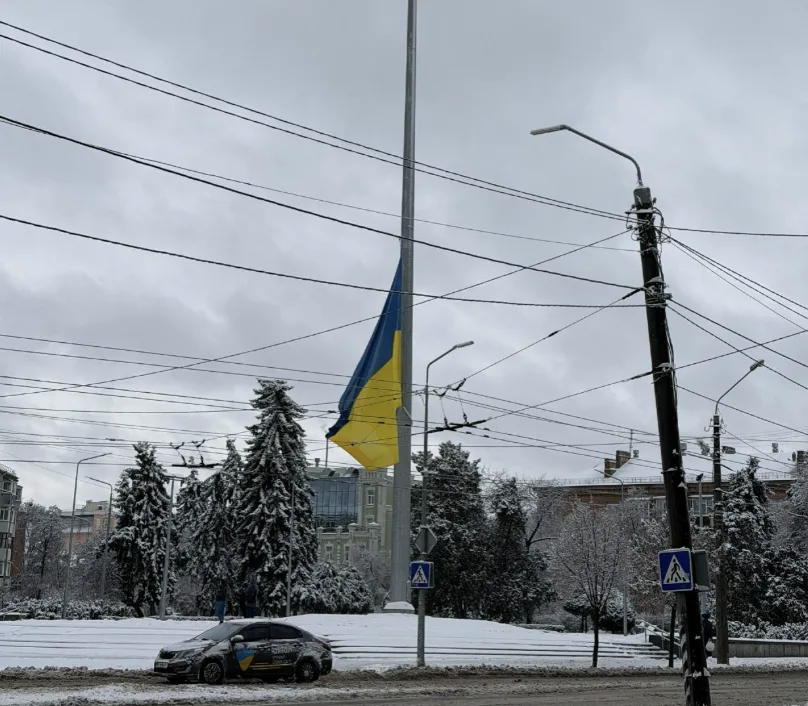 Негода змусила тимчасово опустити головний прапор у Полтаві: що сталося цього разу