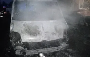 У Полтаві на вулиці Олександра Оксанченка згорів Mercedes Vito: поліція підозрює підпал