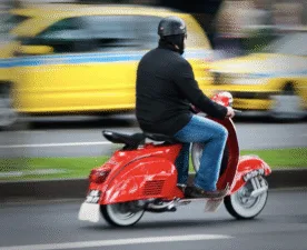 Разом з потеплінням на вулицях з'являються скутеристи: одного затримали в Полтаві за водіння без прав та "під шафе"