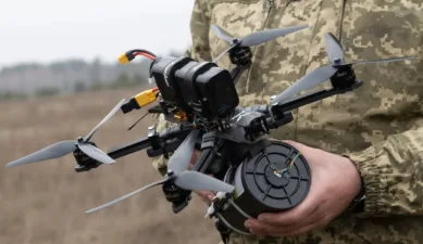 Дрон на оптоволокні