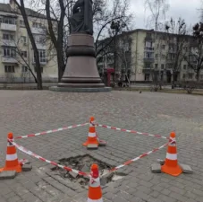 У центрі Полтави біля пам’ятника Мазепі утворилося чергове провалля: чи ремонтуватимуть його