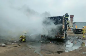 Пожежа на стоянці в Полтаві: знищено автобус і маршрутку, перевізник заявляє про підпал