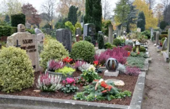 Як правильно відвідати кладовище після Великодня: правила Провідної неділі, про які часто забувають
