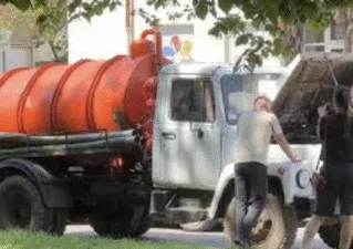 "Повелителі" фекальних вод в Полтаві влаштували страйк біля ОВА: чи подорожчають їх послуги для населення