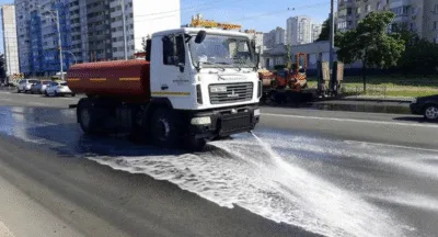 У Полтаві стартував полив доріг: техніка вже працює на головних магістралях міста