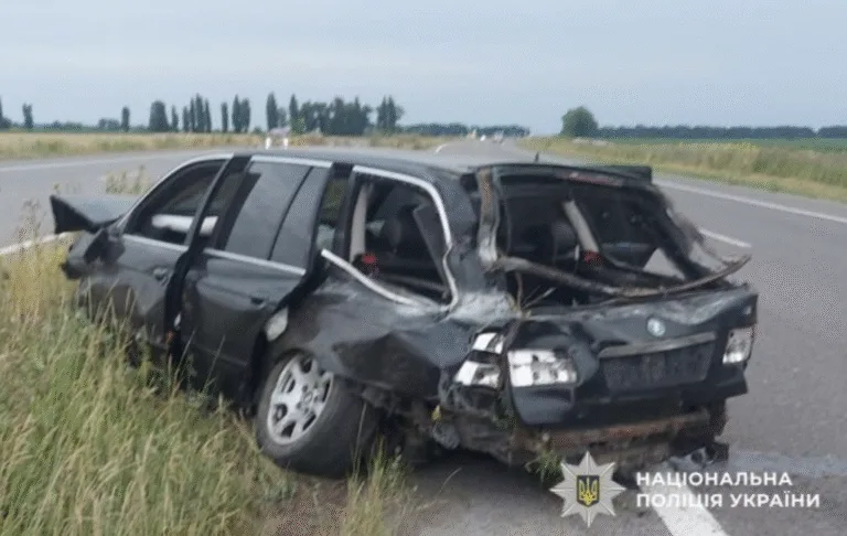 BMW вилетів у відбійник на трасі Київ — Харків: у Полтавському районі сталася ДТП
