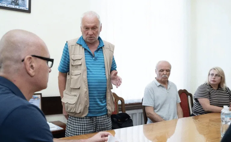 Після скандалу на прощанні із захисником у Щербанівській громаді водія катафалка вирішили звільнити