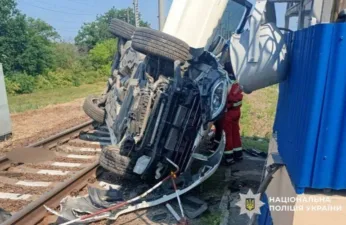 Смертельна ДТП на Полтавщині: автомобіль перекинувся на залізничній колії, водій загинув