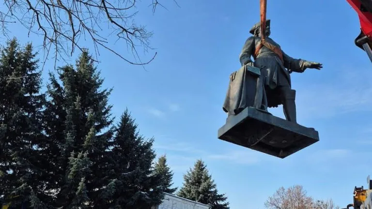 У Полтаві нарешті визначилися чим замінити пам'ятник Петра І, який демонтували
