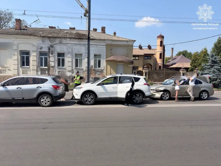 У Полтаві на вулиці Сінній сталася потрійна ДТП через зіткнення Mitsubishi з Toyota на світлофорі