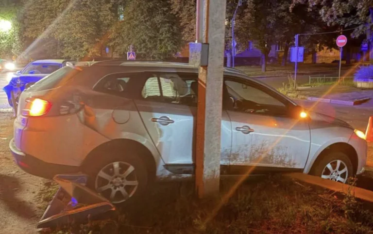 Renault на перехресті у Полтаві зіткнувся з Mitsubishi та зніс дорожній знак