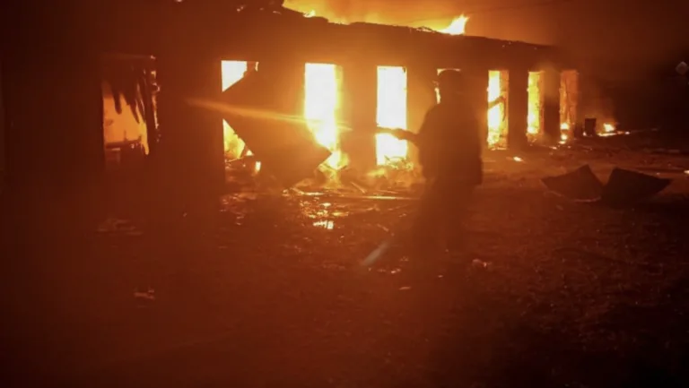На Полтавщині уламки ворожого БпЛА спричинили пожежу на фермерському господарстві