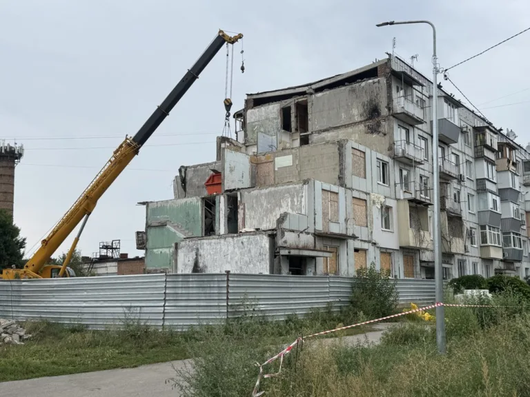 У Полтаві стартував ремонт багатоповерхівки, яка постраждала від ракетного обстрілу ще у 2025 році