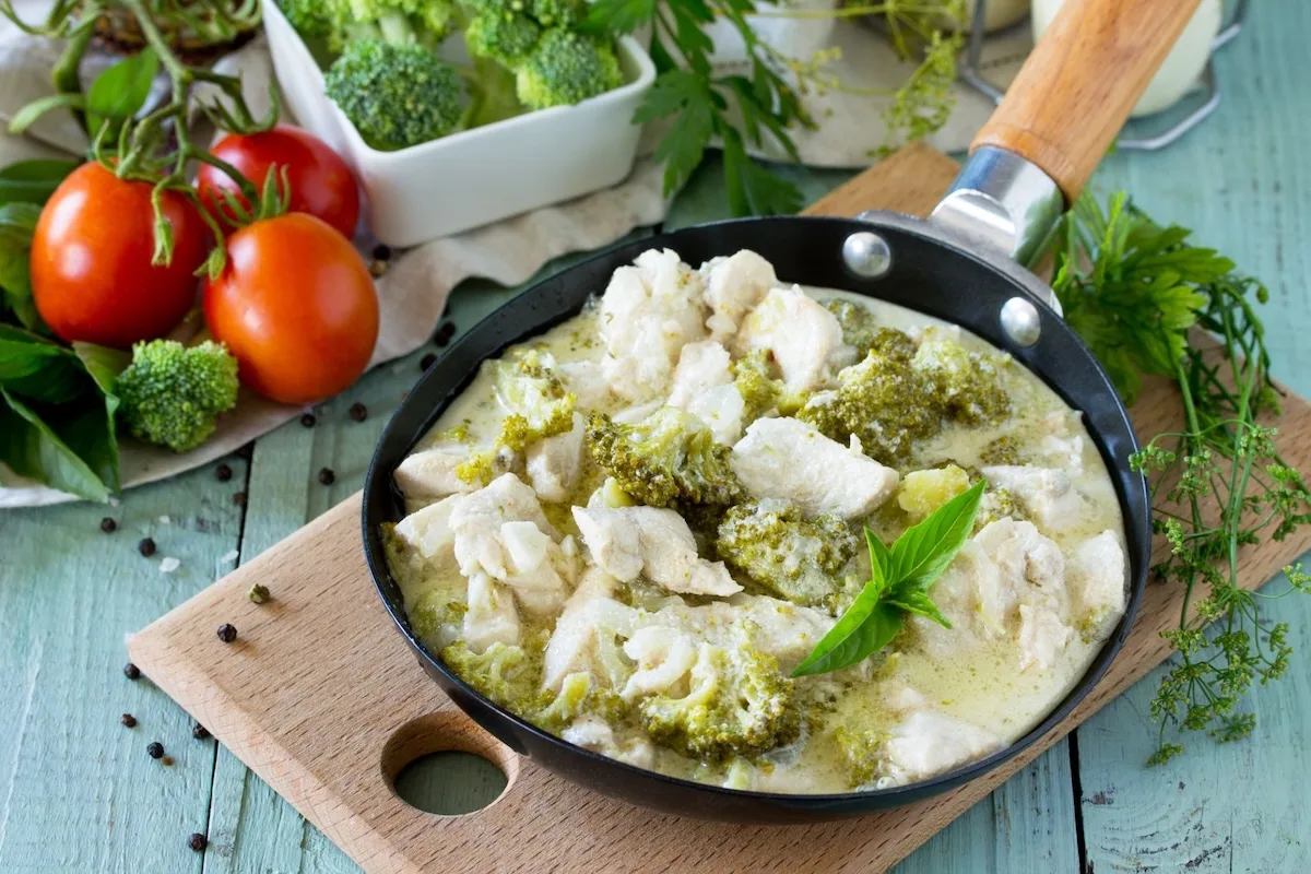 Курка з овочами у вершковому соусі Курка з овочами у вершковому соусі
