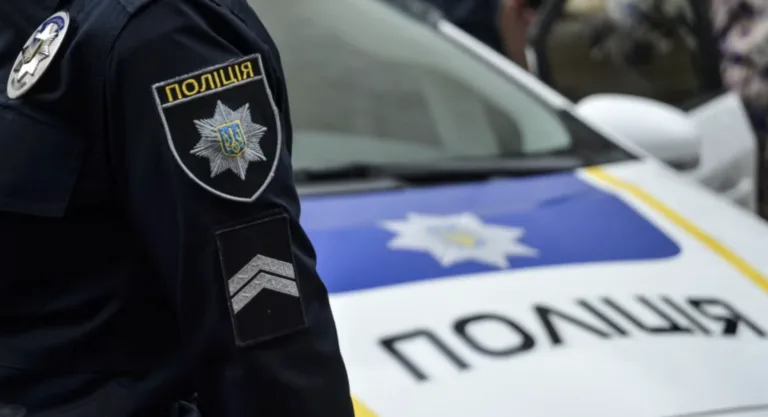 Поліція Полтави знайшла вандала, який спотворив фонтан та афішу