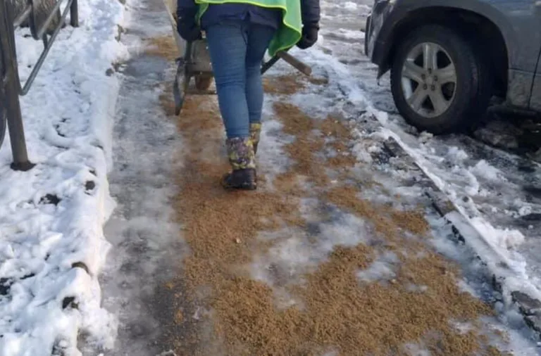 На Полтавщині створюють резерв піску та солі на випадок ожеледиці
