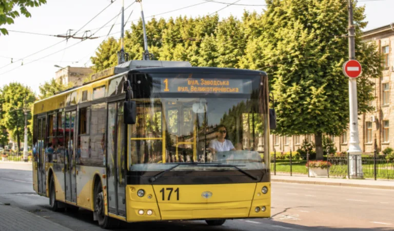 Жителів Полтави запрошують на безкоштовні тролейбусні екскурсії центром міста: як долучитися