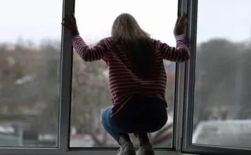 На Полтавщині молода жінка випала з вікна шостого поверху: поліція відкрила справу
